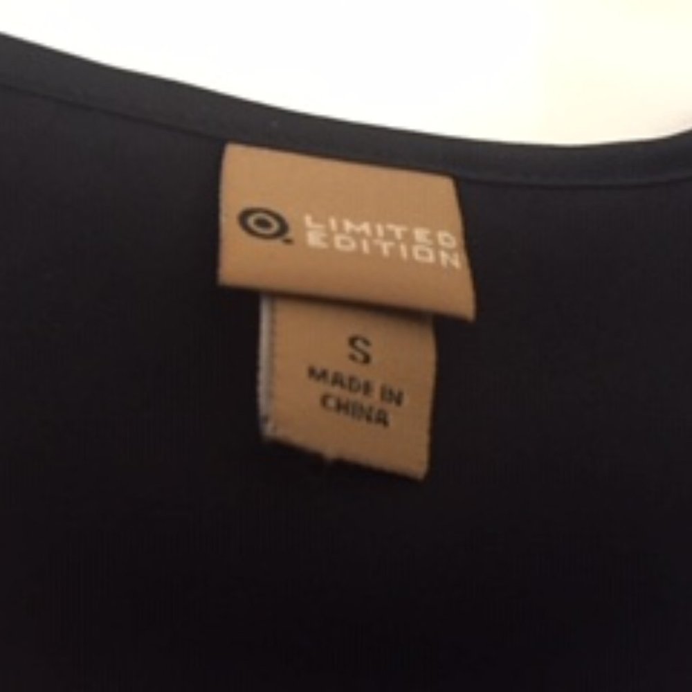 Small Sleeve Less Ruffle Shirt - Picture 3 of 4